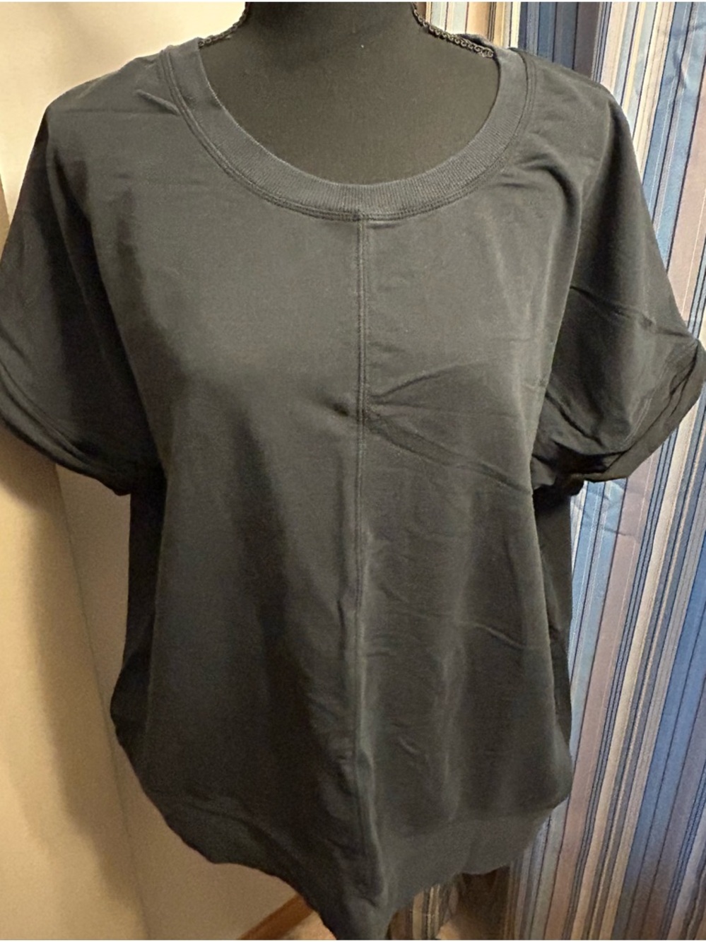 GreenTea Black Short-Sleeve Knit Tee with Center Seam